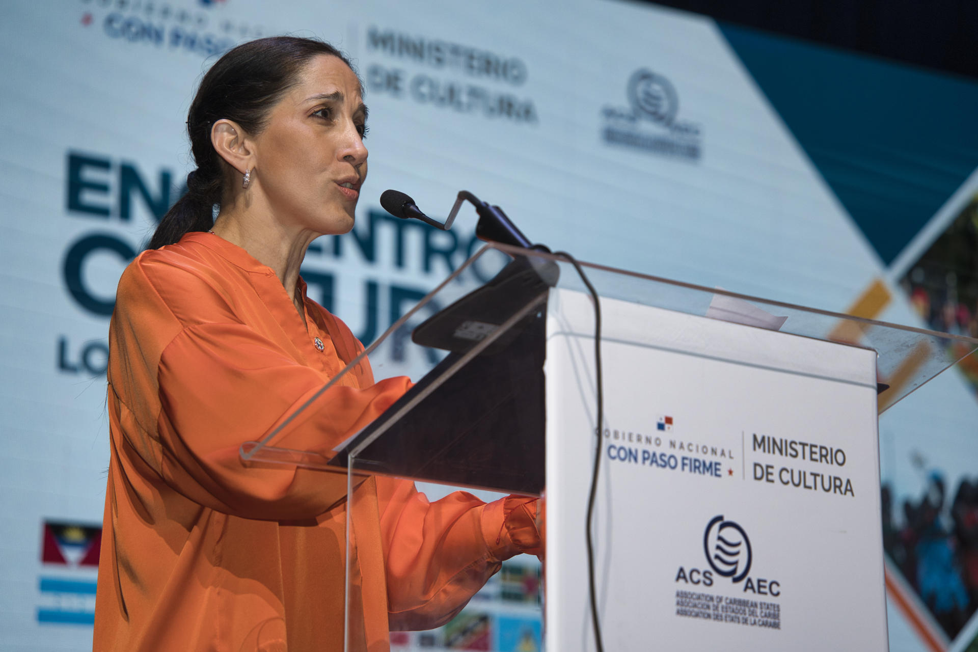 La ministra de Cultura de Panamá, María Eugenia Herrera, habla durante un evento cultural este viernes, en Colón (Panamá). EFE/ Aris Mariota