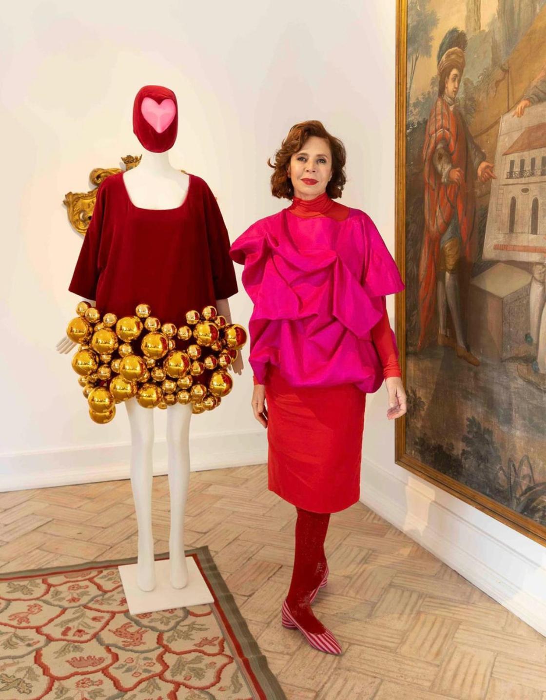 Agatha Ruiz de la Prada con una de sus diseños que se exhiben. IMAGEN CEDIDA POR TURISMO ALENTEJO