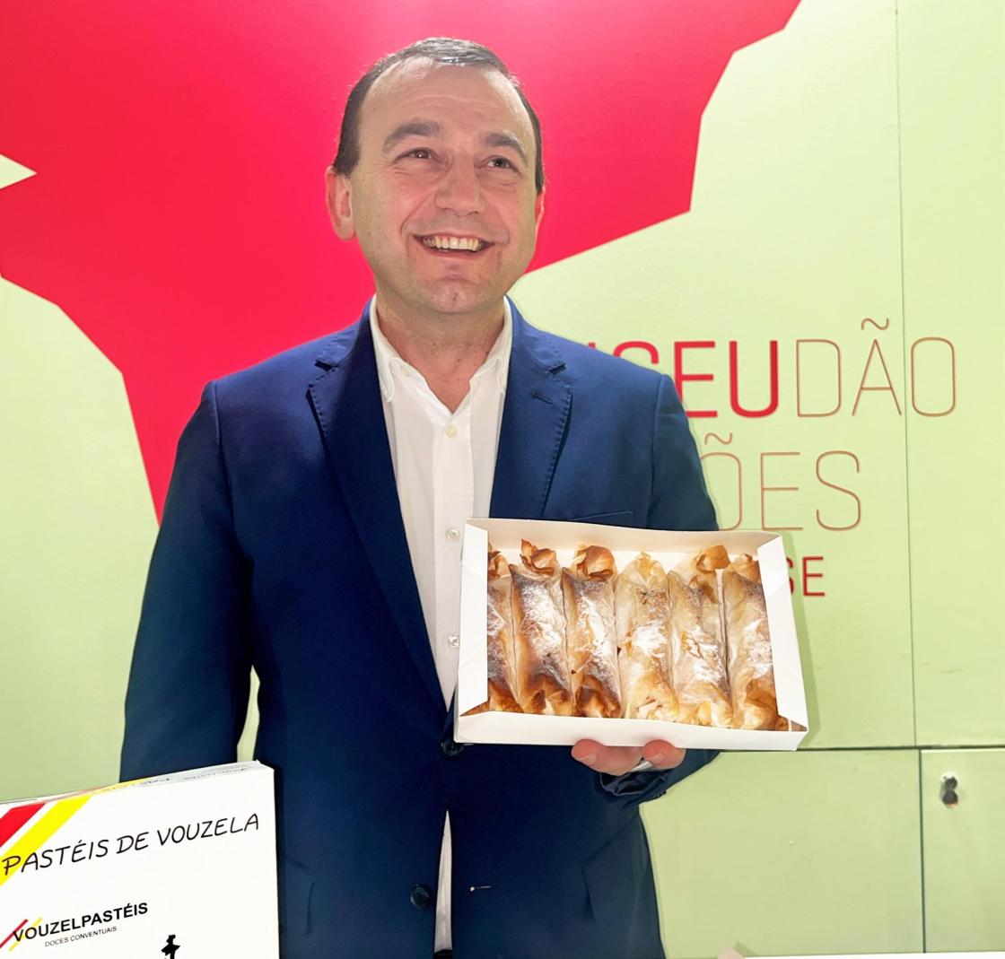 El alcalde de Vouzela, Carlos Oliveira, muestra los afamados pasteles de vouzela.EFE/Carlos García 