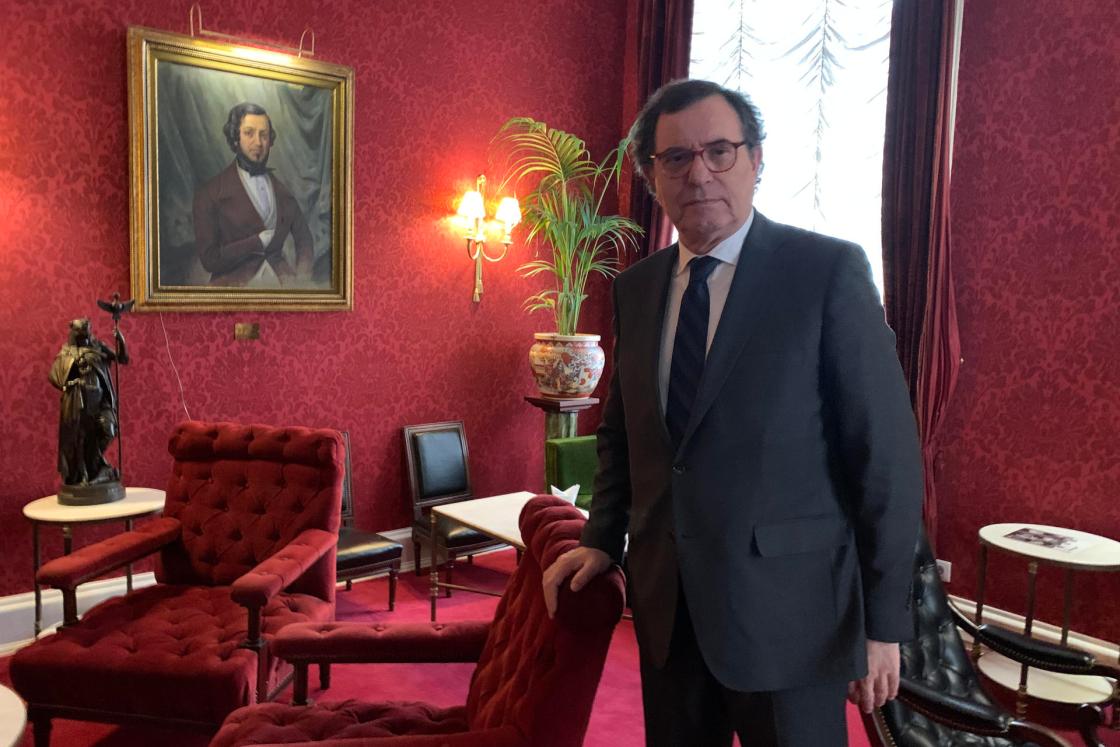 El ministro de Economía y Cohesión Territorial de Portugal, Manuel Castro Almeida, afirmó en una entrevista con EFE que hay "mucho espacio" para atraer más visitantes procedentes de España, un impulso que esperan potenciar con los destinos del interior, el nuevo aeropuerto de Lisboa y la conexión ferroviaria con Madrid. EFE/ Carlota Ciudad