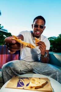 Fotografía cedida por Taco Bell que muestra al cantante Myke Towers posando. EFE/ Taco Bell /SOLO USO EDITORIAL/ NO VENTAS/ SOLO DISPONIBLE PARA ILUSTRAR LA NOTICIA QUE ACOMPAÑA (CRÉDITO OBLIGATORIO)