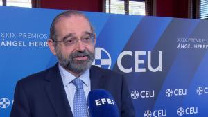 En la imagen, el presidente de la Fundación Universitaria San Pablo CEU , Alfonso Bullón, atiende a EFE antes de la entrega de premios.