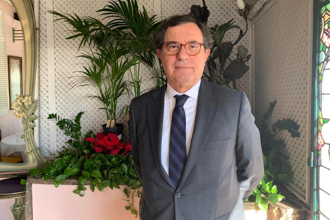 El ministro de Economía y Cohesión Territorial de Portugal, Manuel Castro Almeida, afirmó en una entrevista con EFE que hay "mucho espacio" para atraer más visitantes procedentes de España, un impulso que esperan potenciar con los destinos del interior, el nuevo aeropuerto de Lisboa y la conexión ferroviaria con Madrid. EFE/ Carlota Ciudad