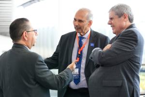 El director general del Instituto Interamericano de Cooperación para la Agricultura (IICA), el guyanés Muhammad Ibrahim (c), habla con algunos asistentes este jueves, durante el Foro Económico Internacional de América Latina y el caribe 2026 organizado por la CAF, en Ciudad de Panamá (Panamá). EFE/ Bienvenido Velasco