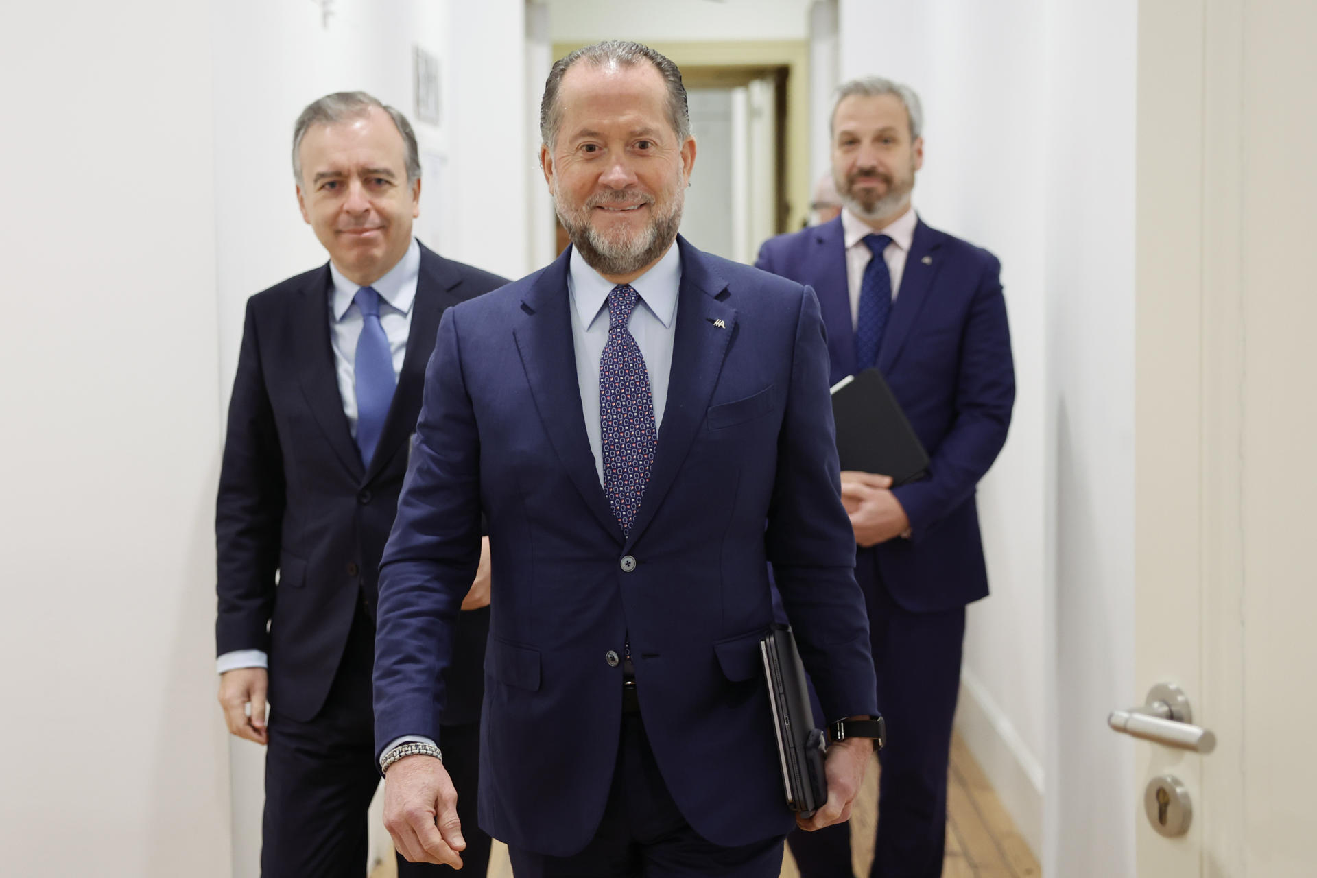 SANTIAGO DE COMPOSTELA, 28/01/2026.- El presidente de Abanca, Juan Carlos Escotet, (c) junto al consejero delegado, Francisco Botas (i) y el director general financiero, Alberto de Francisco (d), presenta en rueda de prensa los resultados obtenidos en 2025 este miércoles en Santiago de Compostela. EFE/Lavandeira jr