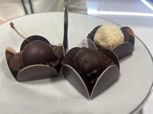 Productos elaborados con cereza de Fundão que se promocionan en Fitur. EFE/Carlos García