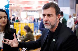 MADRID, 23/01/2026.- El presidente de Embratur, Marcelo Freixo, durante una entrevista con EFE este viernes en Fitur. España fue el sexto país europeo con más turistas hacia Brasil, con un total de 160.4000 personas, en 2025, lo que le situó en el decimocuarto puesto global y, por ello, las entidades brasileñas presentes en la Feria Internacional del Turismo (Fitur) de Madrid buscan la forma de incrementar este flujo.EFE/David Fernández
