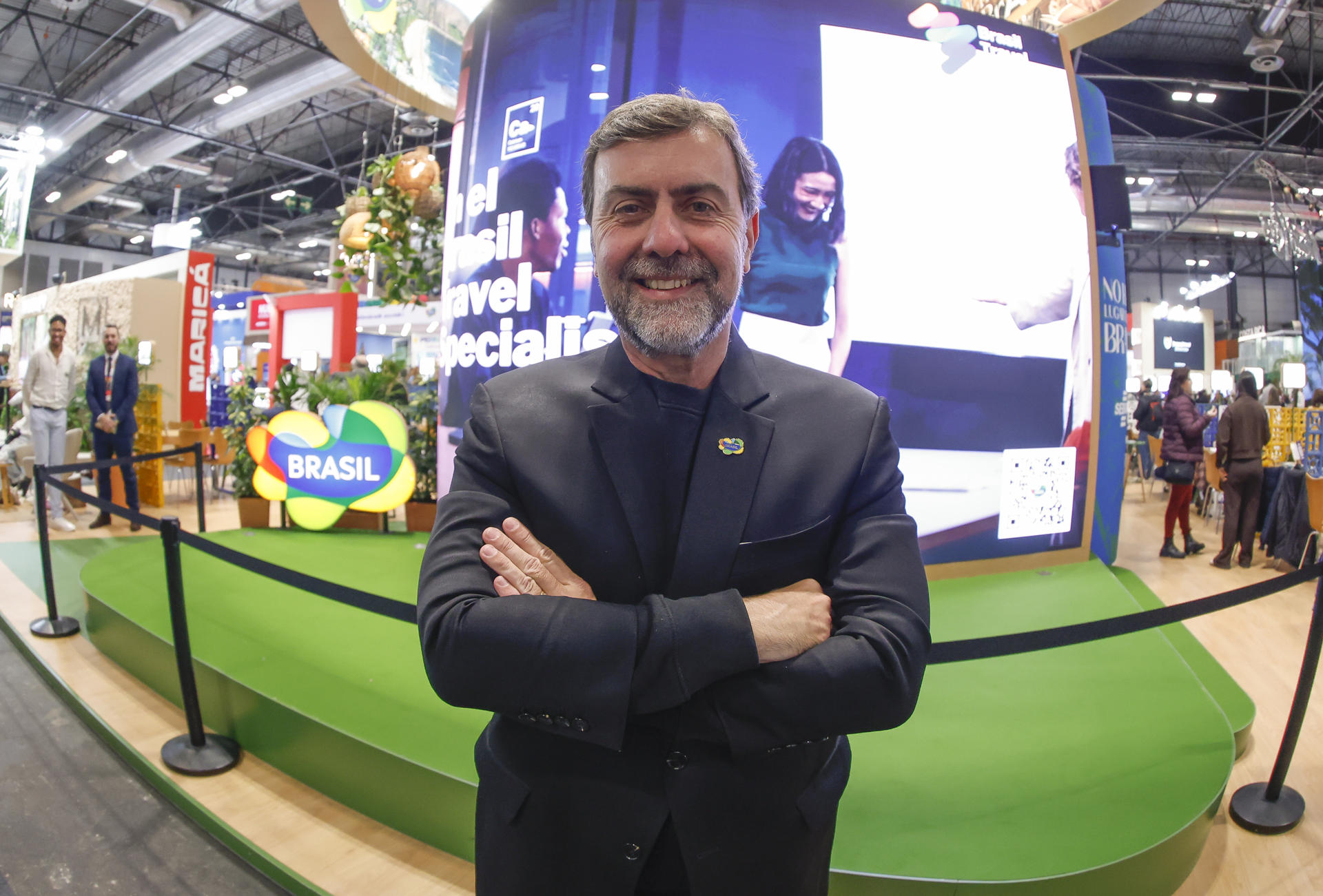 MADRID, 23/01/2026.- El presidente de Embratur, Marcelo Freixo, durante una entrevista con EFE este viernes en Fitur. España fue el sexto país europeo con más turistas hacia Brasil, con un total de 160.4000 personas, en 2025, lo que le situó en el decimocuarto puesto global y, por ello, las entidades brasileñas presentes en la Feria Internacional del Turismo (Fitur) de Madrid buscan la forma de incrementar este flujo.EFE/David Fernández