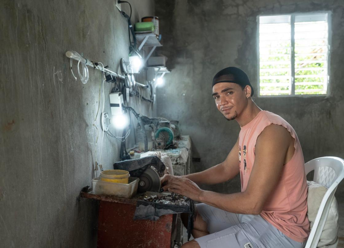 Imagen de unmprendedor dominicano de la FMBBVA en su taller de joyeria realizada con piedras naturales. IMAGEN CEDIDA POR FMBBVA