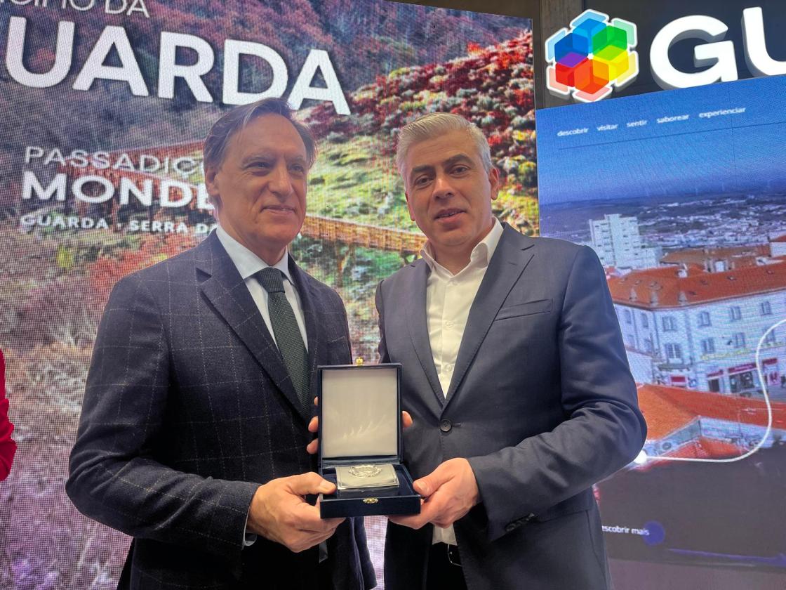 El alcalde de Salamanca, Carlos García Carbayo (i) y el alcalde de Guarda, Sérgio Costa (d), en la Feria Internacional de Turismo (Fitur).EFE/Carlos García 