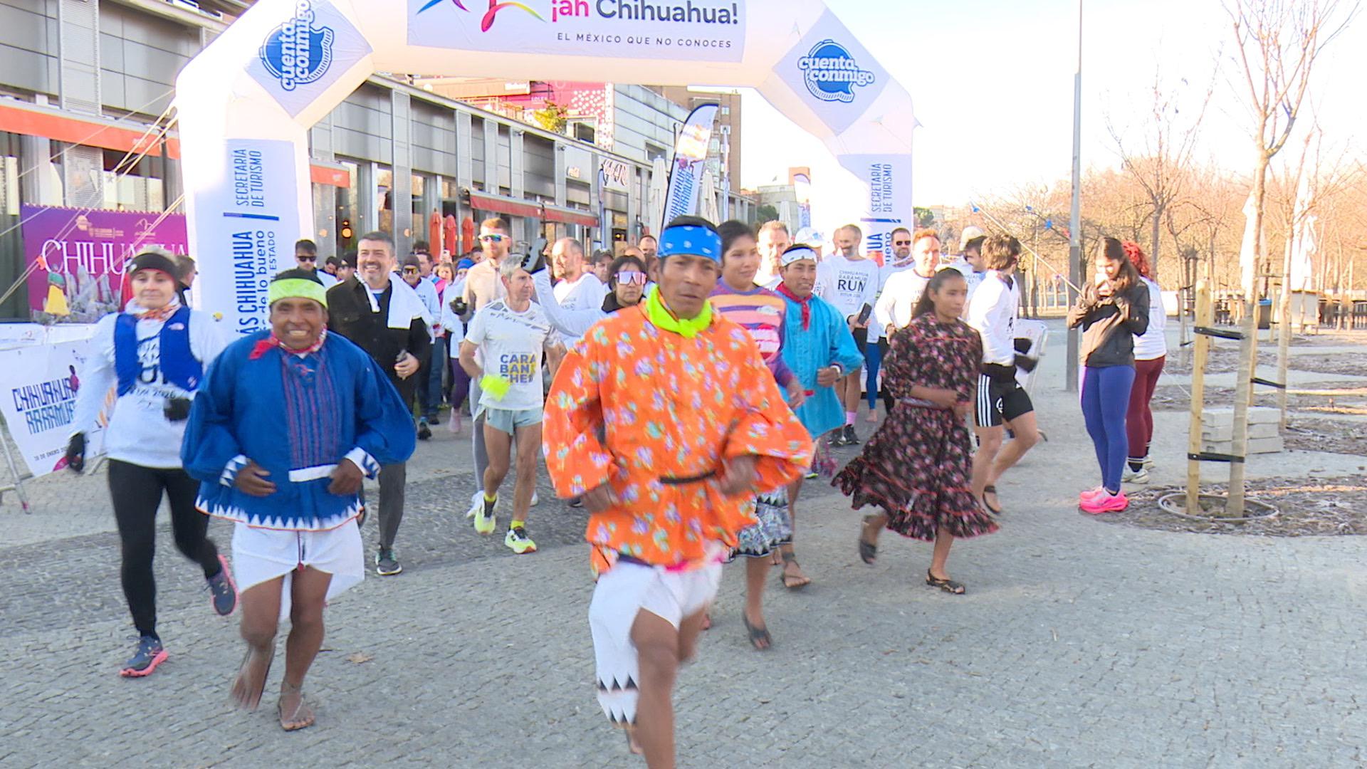 Imagen del entrenamiento organizado este martes en Madrid Río, que ha reunido a 300 participantes junto a corredores rarámuris de México.