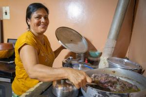 "Ahí viene don Pedro con los plátanos", gritan alegres los estudiantes de una escuela de la localidad rural hondureña de Pespire cada lunes, cuando este agricultor llega con los productos de la merienda fresca que cultiva en su parcela en el marco de una iniciativa del Programa Mundial de Alimentos (PMA o WFP, por sus siglas en inglés) de la ONU. EFE/ Programa Mundial De Alimentos SOLO USO EDITORIAL NO VENTAS /SOLO DISPONIBLE PARA ILUSTRAR LA NOTICIA QUE ACOMPAÑA (CRÉDITO OBLIGATORIO)MÁXIMA CALIDAD DISPONIBLE