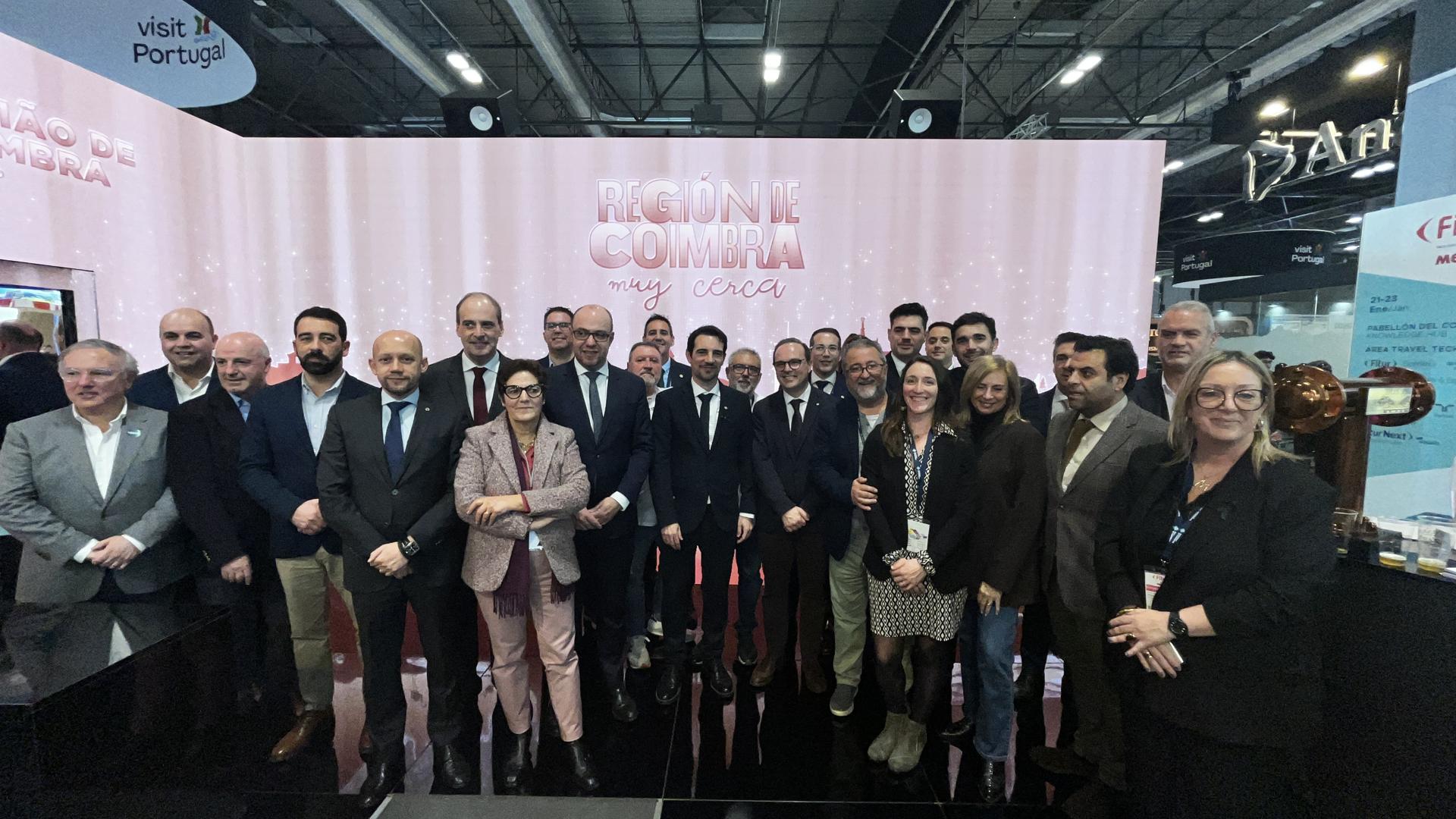Madrid, 21 ene (EFE).- La región metropolitana de Coímbra y la ciudad barcelonesa de Castelldefels han anunciado este miércoles en Fitur que han suscrito un protocolo para unir sinergias en materia turística con el objetivo de crecer en este sector/Carlos García.