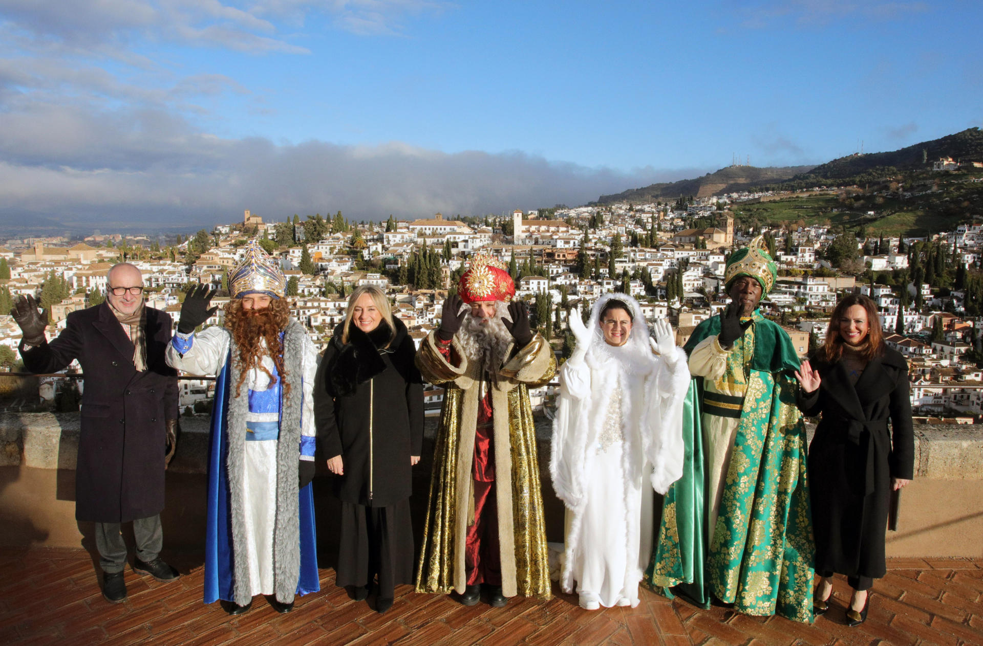 GRANADA, 05/01/2026.- Los Reyes Magos han llegado este lunes a la Alhambra de Granada acompañados de la Reina Maga, la atleta María Pérez posan en la Torre de las Armas junto al director del patronato de la Alhambra, Rodrigo Ruiz, la consejera de Fomento, Articulación del Territorio y Vivienda de Andalucía, Rocío Díaz y la alcaldesa de Granada, Marifrán Carazo.EFE/Pepe Torres