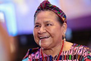 La líder indígena y activista guatemalteca, nacionalizada mexicana, Rigoberta Menchú, reacciona este martes, en el Foro Económico Internacional América Latina y El Caribe 2026 en Cuidad de Panamá (Panamá). EFE/ Aris Mariota