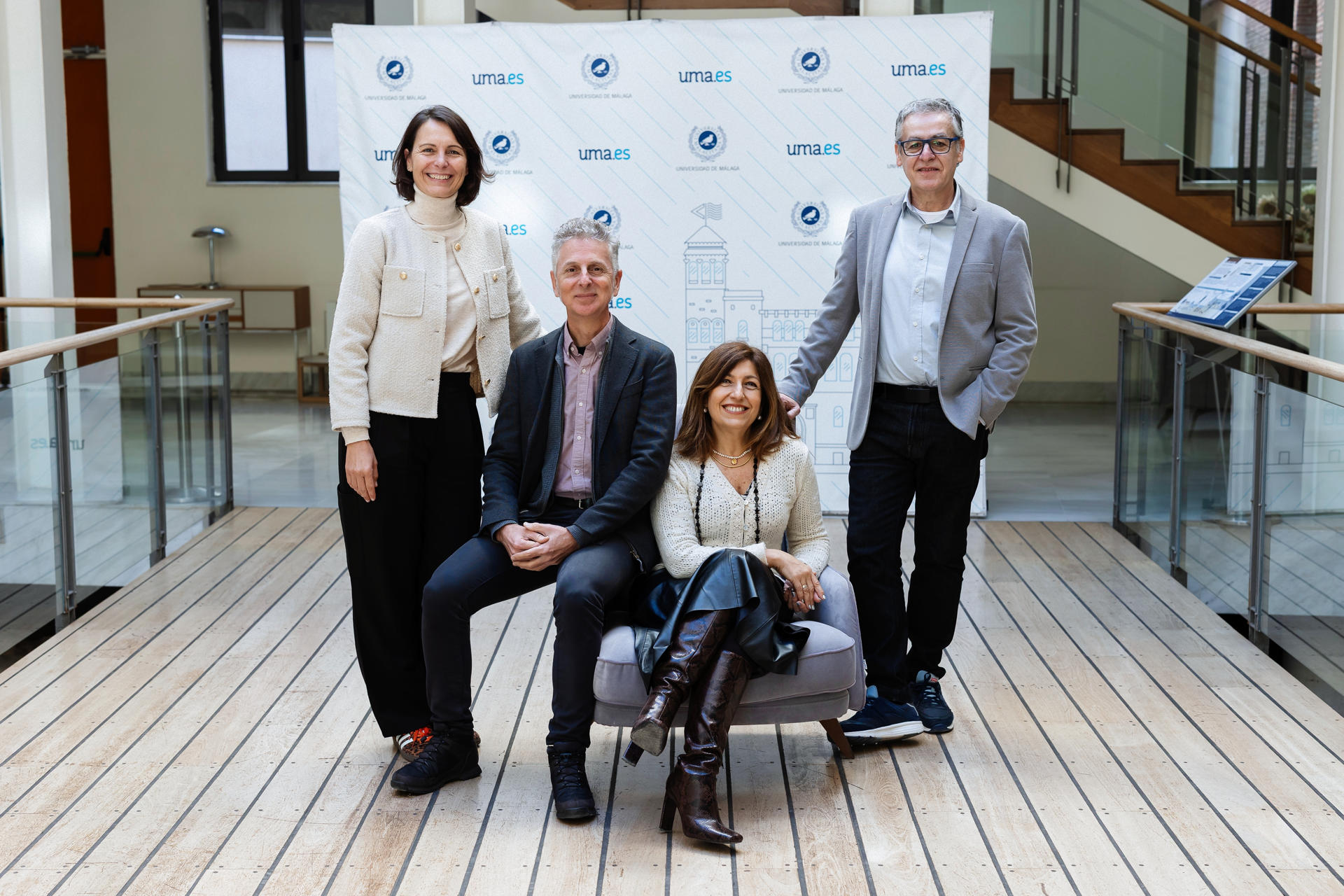 MÁLAGA (ESPAÑA), 02/01/2026.- La decana de Ciencias de la Salud de la Universidad de Málaga y presidenta de la Conferencia Nacional de Decanos de Fisioterapia, Noelia Moreno (i), el director de la Escuela Técnica Superior de Ingeniería Informática de la Universidad de Málaga y presidente de la Conferencia de Decanos y Directores de Ingeniería Informática, Manuel Enciso (2i), la decana de la Facultad de Filosofía y Letras de la Universidad de Málaga y presidenta de la Asociación de Decanatos de Artes y Humanidades, Sara Robles (2d) y el decano de la Facultad de Bellas Artes de la Universidad de Málaga y presidente de la Conferencia nacional de Decanos de Bellas Artes, Jesús Marín (d), posan para una foto en el Rectorado de la Universidad de Málaga. EFE/Carlos Díaz