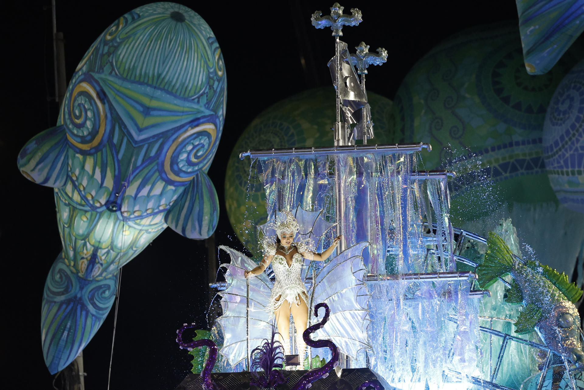 Fotografía de archivo que muestra una integrante de la escuela de samba Acadêmicos do Grande Rio, participando en la tercera jornada de desfiles en el Sambódromo Marquês de Sapucaí en Río de Janeiro (Brasil). EFE/ Antonio Lacerda/ARCHIVO