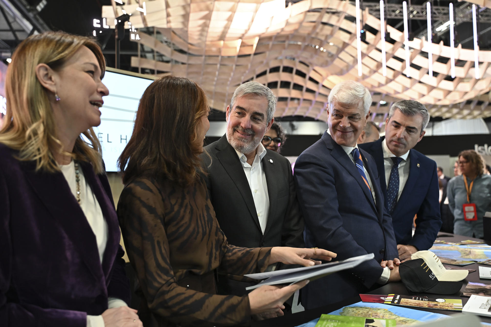 MADRID, 21/01/2026.- El presidente canario, Fernando Clavijo (c), inaugura el pabellón de las Islas Canarias en la Feria Internacional del Turismo de Madrid (Fitur) este miércoles. EFE/ Fernando Villar