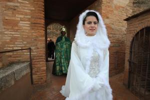 GRANADA, 05/01/2026.- Los Reyes Magos y la Reina Maga, la medallista olímpica y campeona del mundo María Pérez, pasean este lunes por la Alhambra en un recorrido de ilusión atípico antes de iniciar la cabalgata, considerada la más antigua del país, que se ha adelantado a la mañana para que nada agüe la fiesta. EFE/Pepe Torres