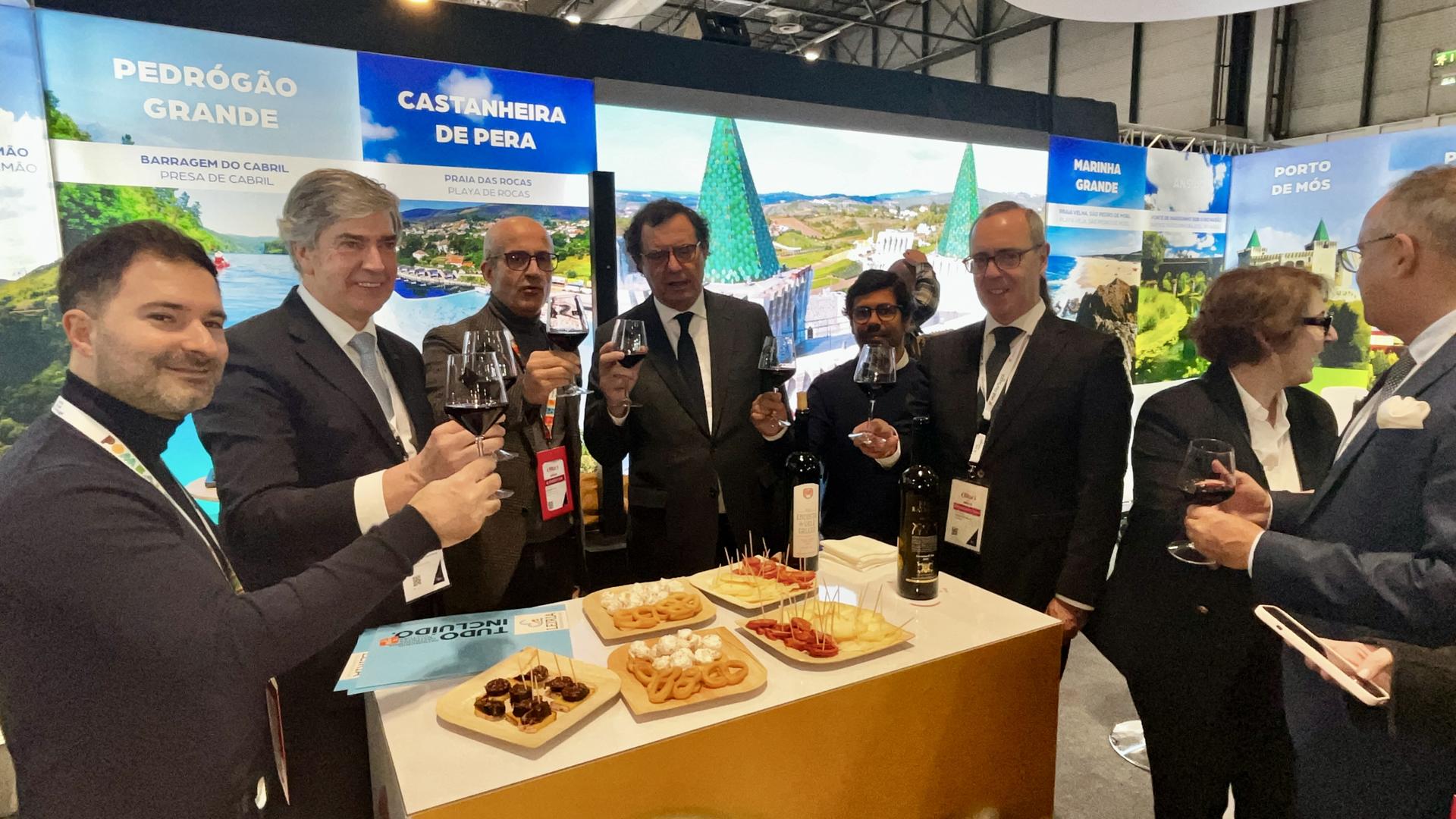 El ministro de Economía de Portugal, Manuel Castro Almeida (centro), y el secretario de Estado de Turismo luso, Pedro Machado (i), brindan y prueban la gastronomía de Leiria en Fitur 2026. EFE/Carlos García