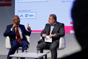 MADRID, 23/01/2026.- El ministro de Turismo de Cabo Verde, José Luis Sá Nogueira (i), y el CEO de Grupo RV Edipress, Fernando Valmaseda Rodríguez (d), participan en la I Cumbre Internacional de Comunicación y Turismo celebrada en el marco de Fitur 2026, este viernes en Madrid. La primera Cumbre Internacional de Comunicación y Turismo, se organiza en colaboración con la Agencia EFE en el marco de Fitur, con profesionales y líderes del sector turístico, entre ellos representantes de organismos de República Dominicana, España, Brasil, Portugal y México. EFE/ Mariscal