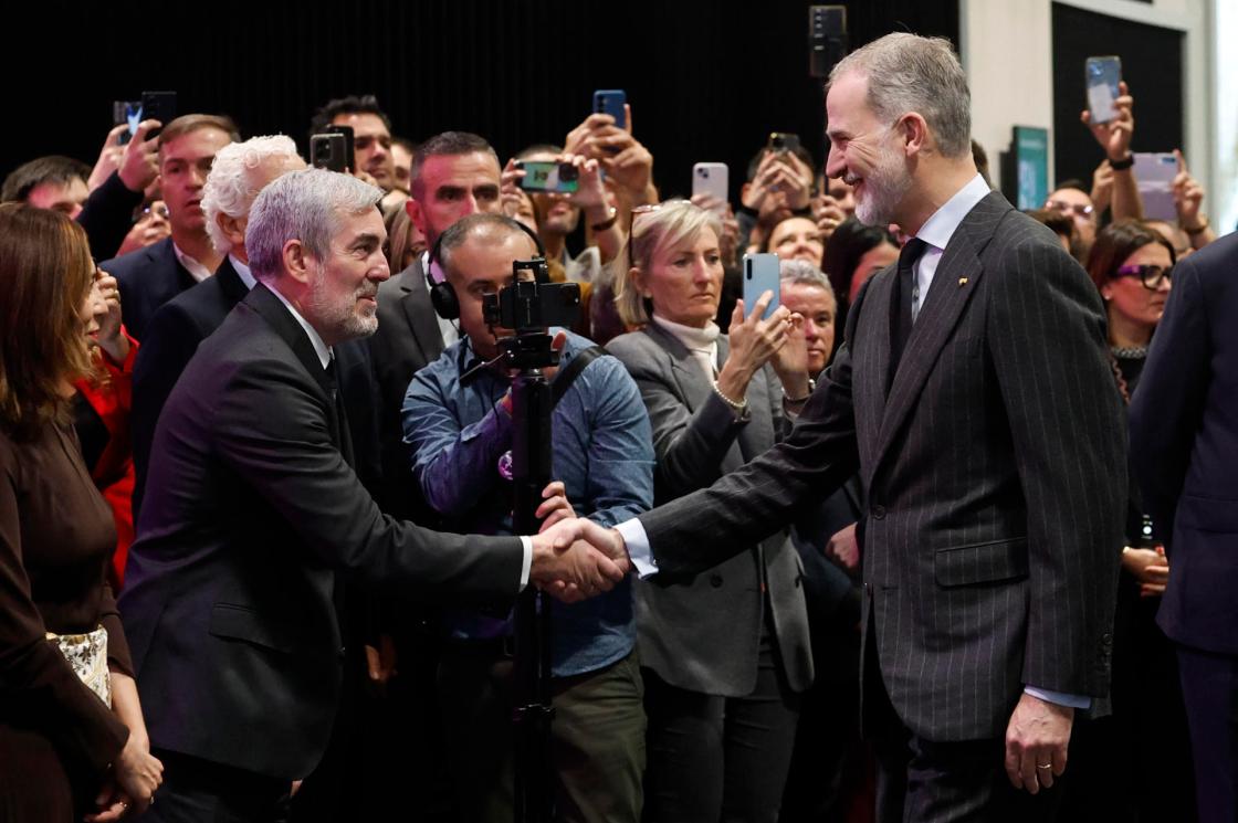 MADRID, 22/01/2026.- El rey Felipe VI saluda al presidente de Canarias, Fernando Clavijo (i), durante la inauguración oficial de la 46ª edición de la Feria Internacional de Turismo (Fitur) en el centro de exposiciones y convenciones IFEMA de Madrid, este jueves. EFE/ Chema Moya