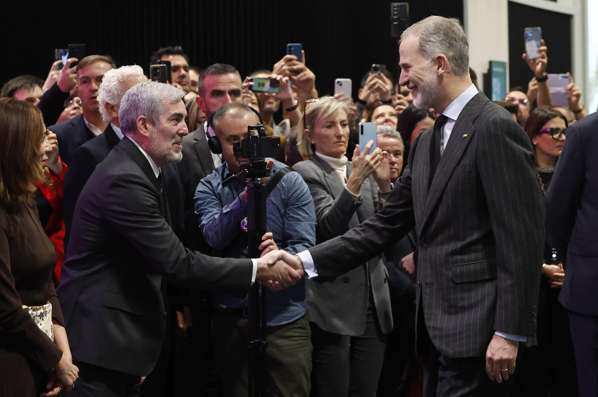 MADRID, 22/01/2026.- El rey Felipe VI saluda al presidente de Canarias, Fernando Clavijo (i), durante la inauguración oficial de la 46ª edición de la Feria Internacional de Turismo (Fitur) en el centro de exposiciones y convenciones IFEMA de Madrid, este jueves. EFE/ Chema Moya