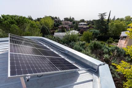 Colmena Solar lanza un modelo de paneles solares remotos para hogares y empresas sin tejado propio