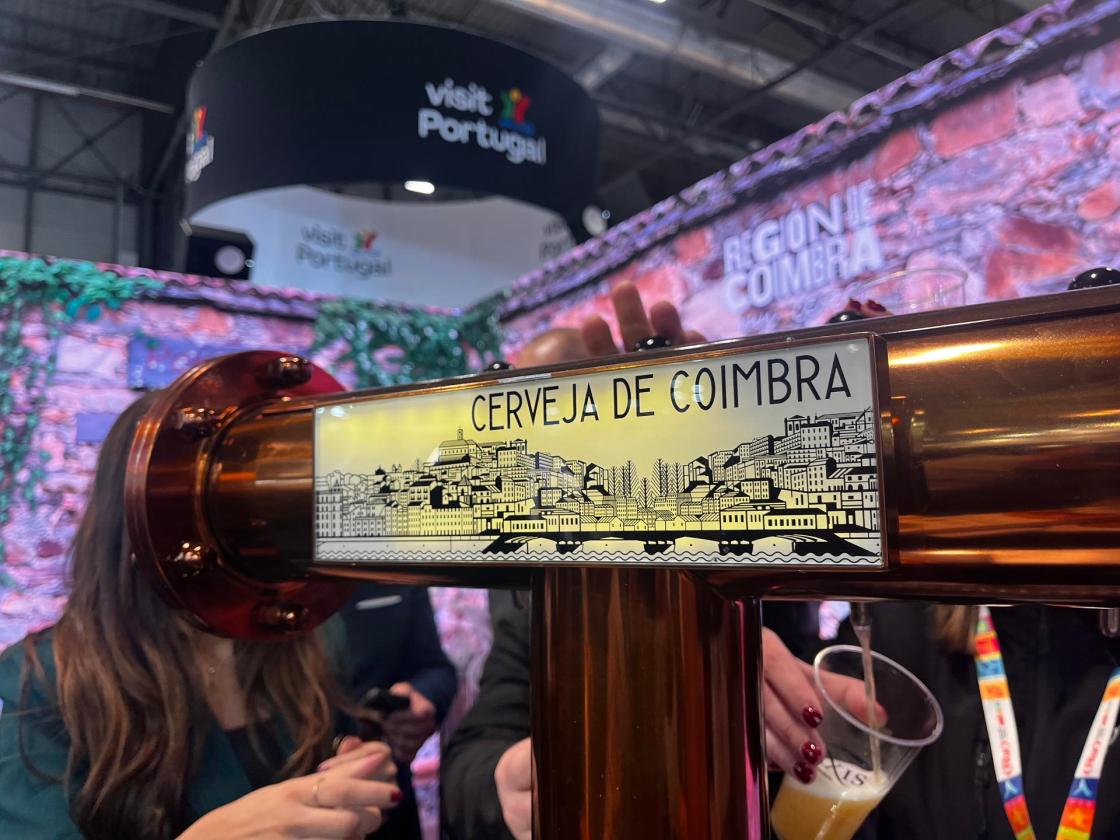 Barril de cerveza en el stand de la Región Metropolitana de Coimbra durante Fitur 2026, en Madrid. EFE/Carlos García