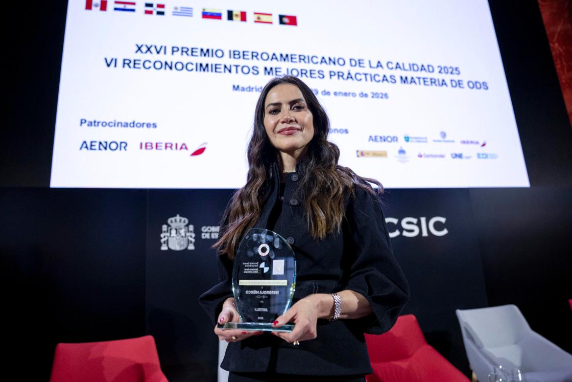 La CEO de Iberdrola México, Katya Somohano, posa con el galardón concedido a Iberdrola México por DestElla, un programa destinado impulsar el desarrollo y el empoderamiento de niñas y mujeres a través del deporte, concedido por la Secretaría General Iberoamericana (SEGIB) y la Fundación Iberoamericana para la Gestión de la Calidad (FUNDIBEQ), este jueves, en Madrid. EFE/ Daniel González