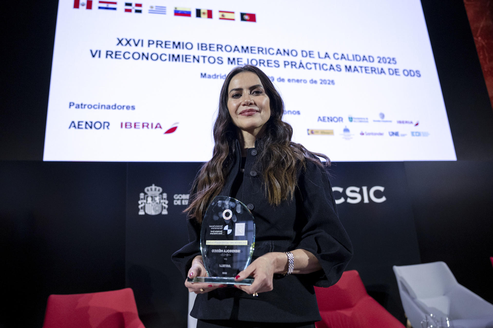 La CEO de Iberdrola México, Katya Somohano, posa con el galardón concedido a Iberdrola México por DestElla, un programa destinado impulsar el desarrollo y el empoderamiento de niñas y mujeres a través del deporte, concedido por la Secretaría General Iberoamericana (SEGIB) y la Fundación Iberoamericana para la Gestión de la Calidad (FUNDIBEQ), este jueves, en Madrid. EFE/ Daniel González