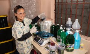 En la imagen, unamprendedora dominicana de la FMBBVA, posa en su negocio de fabricacion de productos de limpieza y aseo. IMAGEN CEDIDA POR FMBBVA