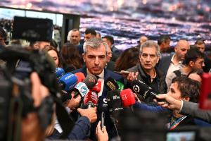 MADRID, 21/01/2026.- El vicepresidente del Gobierno de Canarias, Manuel Domínguez atiende a los medios durante la inauguración del pabellón de las Islas Canarias en la Feria Internacional del Turismo de Madrid (Fitur) este miércoles. EFE/ Fernando Villar