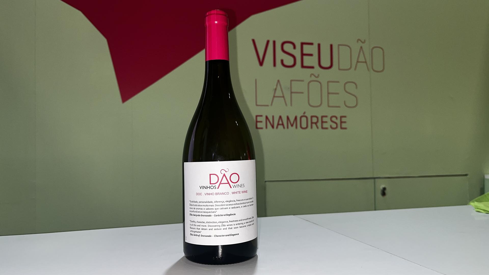 La variedad de vino blanco 'encruzado', de la denominación de origen portuguesa Dão, es una de las joyas de los caldos blancos lusos que estos días se pueden degustar en Madrid, durante la Feria de Turismo Internacional (Fitur). EFE/Carlos García