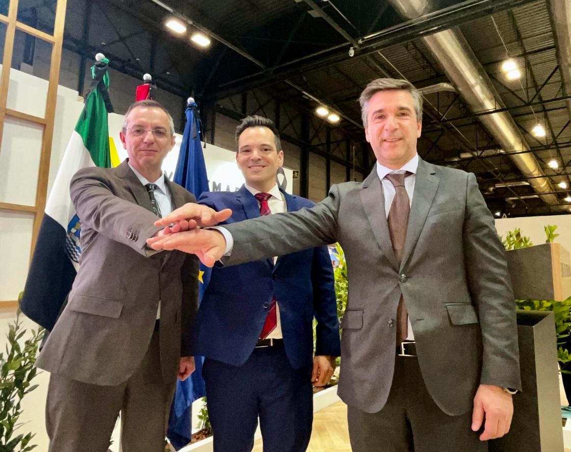 De izquierda a derecha, José Santos, presidente de Turismo Alentejo; Óscar Mateos, director de Turismo de Extremadura, y Rui Ventura, presidente de Turismo Centro de Portugal.EFE/Carlos García
