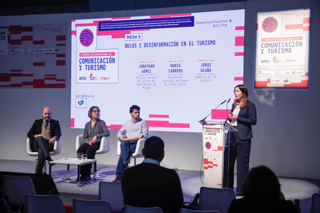 MADRID, 23/01/2026.- El director general de Turismo del Ayuntamiento de Málaga, Jonathan Gómez (i), la responsable editorial en España de Lonely Travel Nuria Cabrero (c) y el redactor jefe de EFE verifica Jorge Ocaña (3i) participan en la I Cumbre Internacional de Comunicación y Turismo celebrada en el marco de Fitur 2026, este viernes en Madrid. La primera Cumbre Internacional de Comunicación y Turismo, se organiza en colaboración con la Agencia EFE en el marco de Fitur, con profesionales y líderes del sector turístico, entre ellos representantes de organismos de República Dominicana, España, Brasil, Portugal y México. EFE/ David Fernández