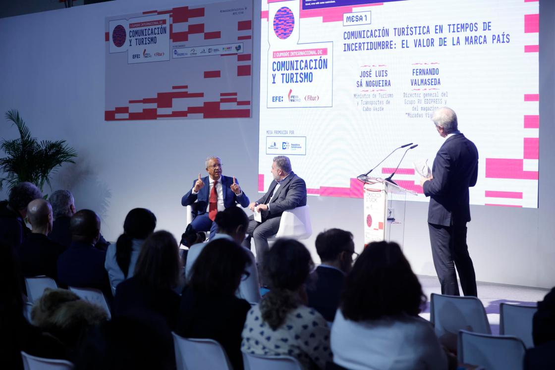 MADRID, 23/01/2026.- El ministro de Turismo de Cabo Verde, José Luis Sá Nogueira (i), y el CEO de Grupo RV Edipress, Fernando Valmaseda Rodríguez (2i), participan en la I Cumbre Internacional de Comunicación y Turismo celebrada en el marco de Fitur 2026, este viernes en Madrid. La primera Cumbre Internacional de Comunicación y Turismo, se organiza en colaboración con la Agencia EFE en el marco de Fitur, con profesionales y líderes del sector turístico, entre ellos representantes de organismos de República Dominicana, España, Brasil, Portugal y México. EFE/ Mariscal