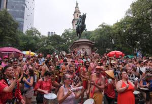 Fotografía de archivo que muestra un grupo de personas participando en un desfile de una comparsa callejera en Río de Janeiro (Brasil). EFE/ André Coelho/ARCHIVO
