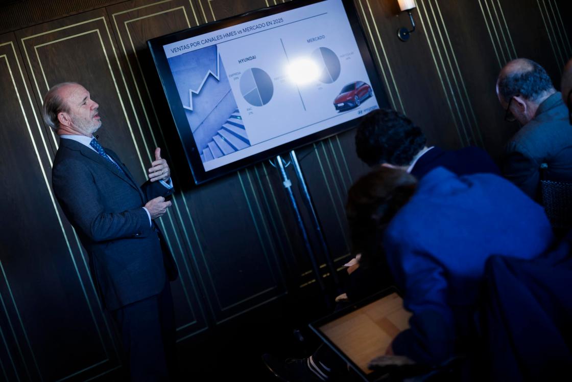 MADRID, 19/01/2026.- El presidente y CEO de Hyundai Motor España, Leopoldo Satrustegui, ofrece una rueda de prensa con la presentación de los resultados de la marca automovilística del 2025, este lunes en Madrid. EFE/ David Fernández