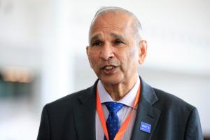 El director general del Instituto Interamericano de Cooperación para la Agricultura (IICA), el guyanés Muhammad Ibrahim, habla en una entrevista con EFE este jueves, durante el Foro Económico Internacional de América Latina y el caribe 2026 organizado por la CAF, en Ciudad de Panamá (Panamá). EFE/ Bienvenido Velasco