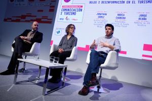 MADRID, 23/01/2026.- El director general de Turismo del Ayuntamiento de Málaga, Jonathan Gómez (i), la responsable editorial en España de Lonely Travel Nuria Cabrero (c) y el redactor jefe de EFE verifica Jorge Ocaña (d) participan en la I Cumbre Internacional de Comunicación y Turismo celebrada en el marco de Fitur 2026, este viernes en Madrid. La primera Cumbre Internacional de Comunicación y Turismo, se organiza en colaboración con la Agencia EFE en el marco de Fitur, con profesionales y líderes del sector turístico, entre ellos representantes de organismos de República Dominicana, España, Brasil, Portugal y México. EFE/Mariscal
