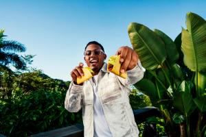 Fotografía cedida por Taco Bell que muestra al cantante Myke Towers posando. EFE/ Taco Bell /SOLO USO EDITORIAL/ NO VENTAS/ SOLO DISPONIBLE PARA ILUSTRAR LA NOTICIA QUE ACOMPAÑA (CRÉDITO OBLIGATORIO)