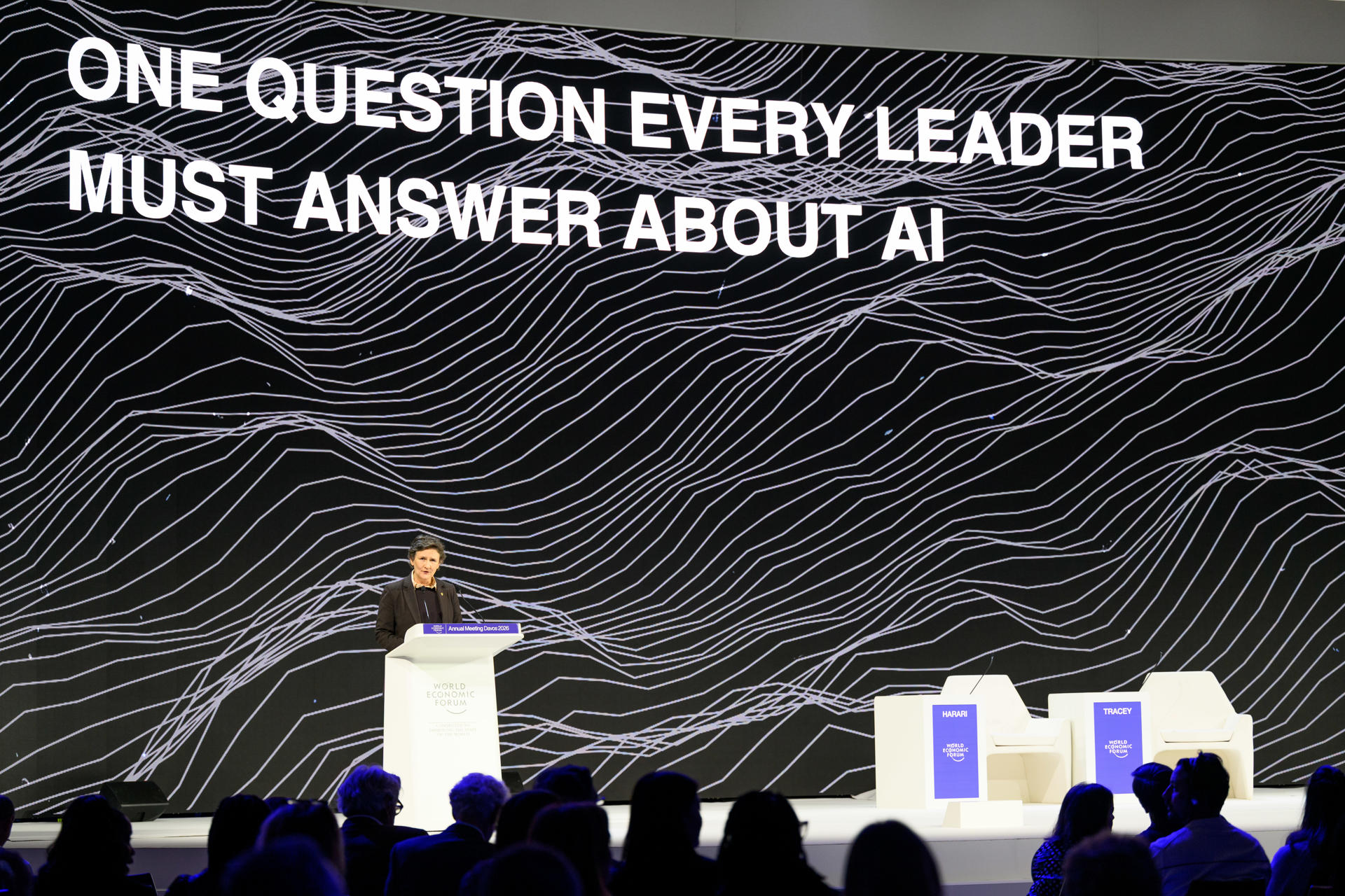 Sesión "Una conversación honesta sobre IA y humanidad" con Yuval Noah Harari, investigador destacado del Centro para el Estudio del Riesgo Existencial; Irene Tracey, vicerrectora de la Universidad de Oxford; en la Reunión Anual del Foro Económico Mundial 2026 en Davos-Klosters, Suiza, el 20/1/2026 de 14:30 a 15:00 en el Centro de Congresos - Sala de Congresos (Zona C), Sesión Plenaria © 2026 Foro Económico Mundial.
