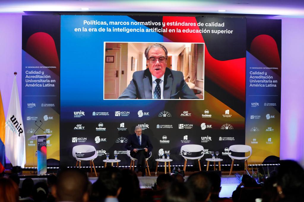 El Director de la fundación Madri+D, Federico Morán (en pantalla), habla durante un seminario internacional este miércoles, en Medellín (Colombia). EFE/ Juan Diego López