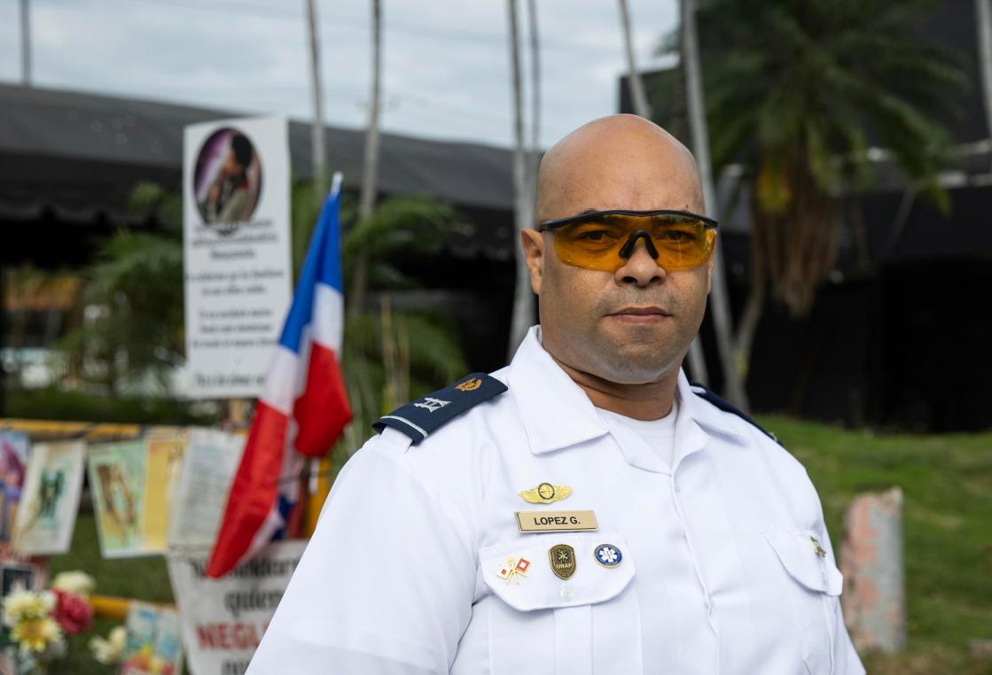 Fotografía del bombero venezolano Thony López, quién trabajó en las labores de rescate tras el colapso de la discoteca Jet Set, posando junto al monumento a las víctimas, en Santo Domingo (República Dominicana). EFE/ Orlando Barría