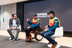 En la imagen, el piloto catalán Isidre Esteve (c) junto a su copiloto Txema Villalobos, durante la presentación de la estrategia de competición de Toyota España, este martes en la sede de Toyota en Alcobendas (Madrid). IMAGEN CEDIDA POR TOYOTA ESPAÑA