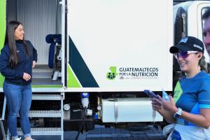 Fotografía del 1 de febrero de 2026 que muestra a personas en un modulo de atención organizado por Guatemaltecos por la Nutrición, en Ciudad de Guatemala (Guatemala). EFE/ Alex Cruz