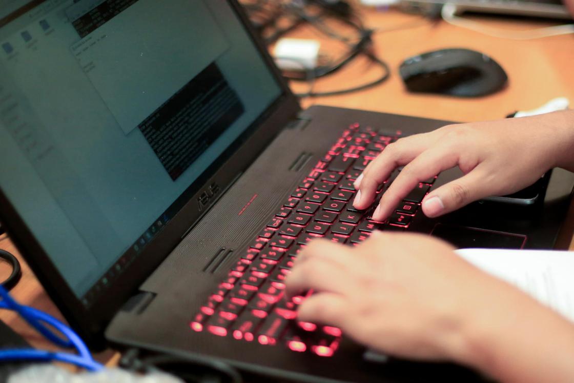 File photo showing a person using a computer in Cartagena, Colombia. EFE/Ricardo Maldonado Rozo 