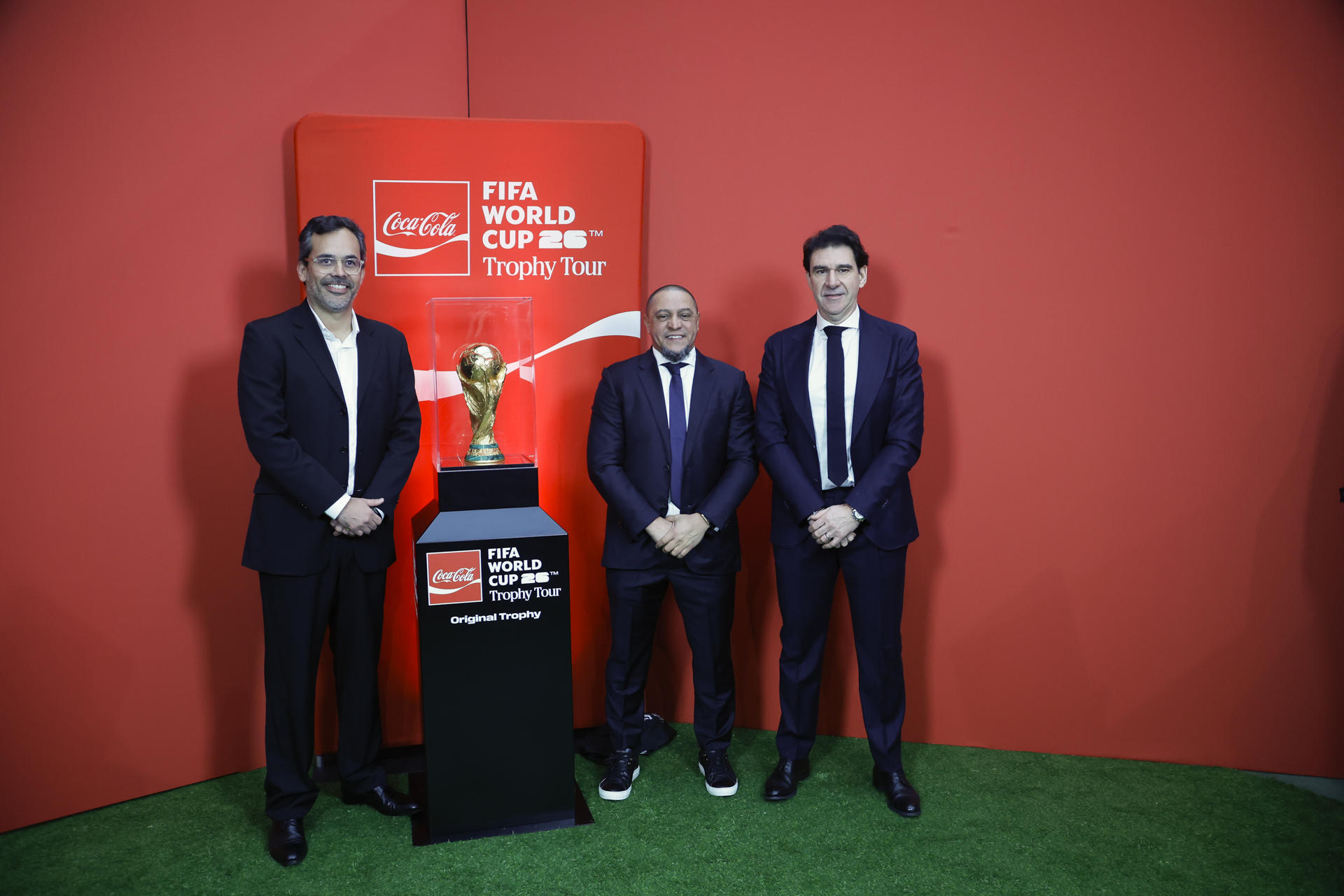 MADRID, 07/02/2026.- El exfutbolista Aitor Karanka (d), director técnico de desarrollo de la Selección absoluta de fútbol masculina absoluta, el ex jugador Del Real Madrid y FIFA Legend, el brasileño Roberto Carlos (c), y el director general de Coca-Cola Iberia, Pedro Massa (i), durante el acto de presentación este sábado de la Copa del Mundo de la FIFA, "Tour del trofeo", en el estadio Bernabéu en Madrid. El icónico trofeo de la Copa Mundial realizó este sábado una parada en el Bernabéu como parte de la gira internacional por 30 países que han organizado Coca-Cola y la FIFA como antesala al torneo de este año y que, en la capital española, ha tenido como embajadores a los exfutbolistas Aitor Karanka y Roberto Carlos. EFE/David Fernández