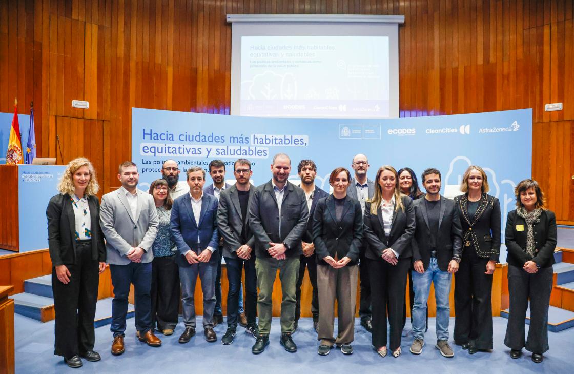 MADRID, 27/02/2026.- La ministra de Sanidad, Mónica García (2d, delante), posa junto al director general de ECODES, Juan Ortiz (c), y la presidenta de AstraZeneca, Laura Colón (d, delante), posan para una foto de grupo durante una jornada sobre urbanismo saludable organizada por el Ministerio de Sanidad en colaboración con ECODES este viernes en Madrid. EFE/ David Fernández